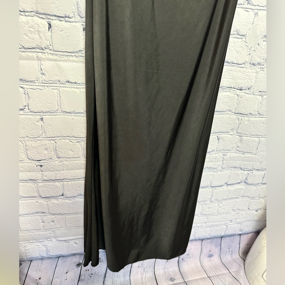 Be the Talk of the Party with Our Sleek and Sexy Black Midi Dress! - Picture 3 of 5